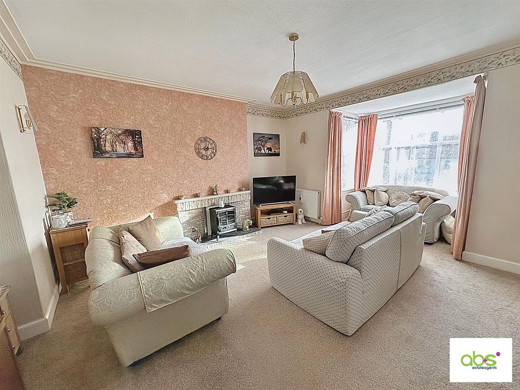 Property photo 3 of 22 Lounge