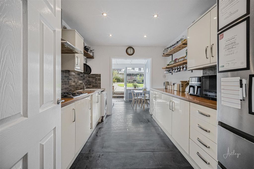 Property photo 3 of 20 Kitchen
