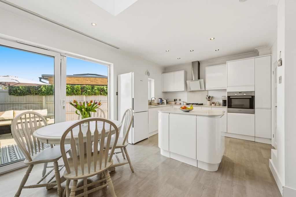 Property photo 3 of 27 Picture No. 18