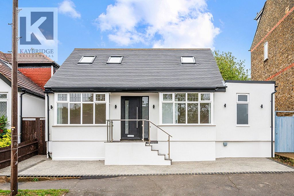Property photo 1 of 22 Donnington Road, Worcester Park - Kt4 8En