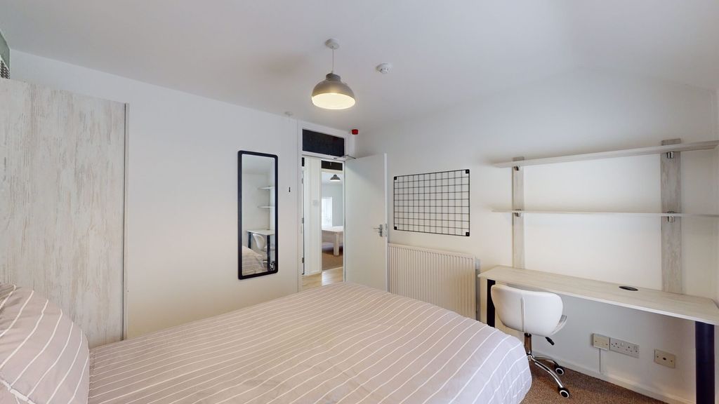 Property photo 1 of 14 A Modern And Inviting Double Bedroom, Perfect For ...