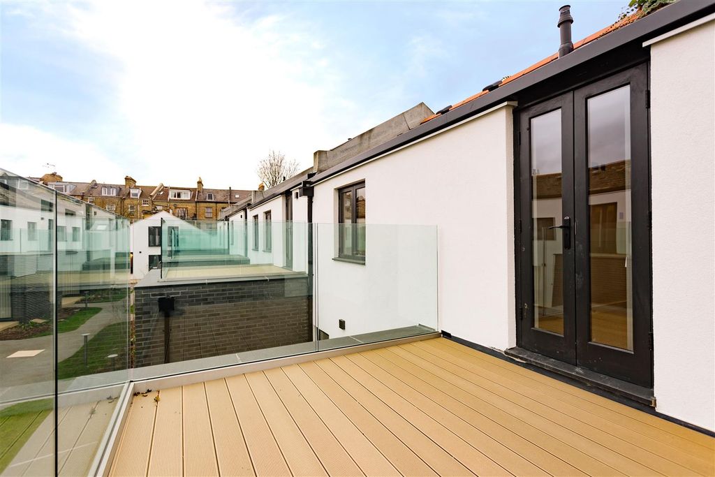 Property photo 3 of 15 Mb_Number 14_Fonthill Mews_06.Jpg
