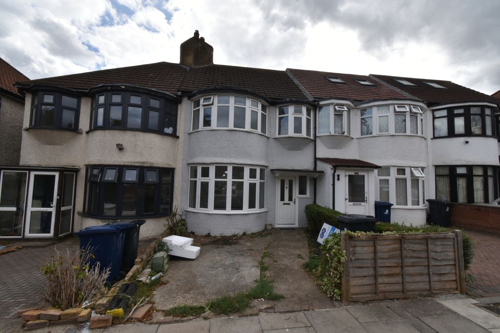 Property photo 1 of 9 3-Bedroom Terraced House To Let – Gainsborough Gardens, Greenford Ub6