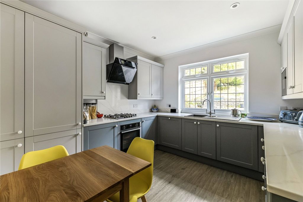 Property photo 3 of 11 Kitchen