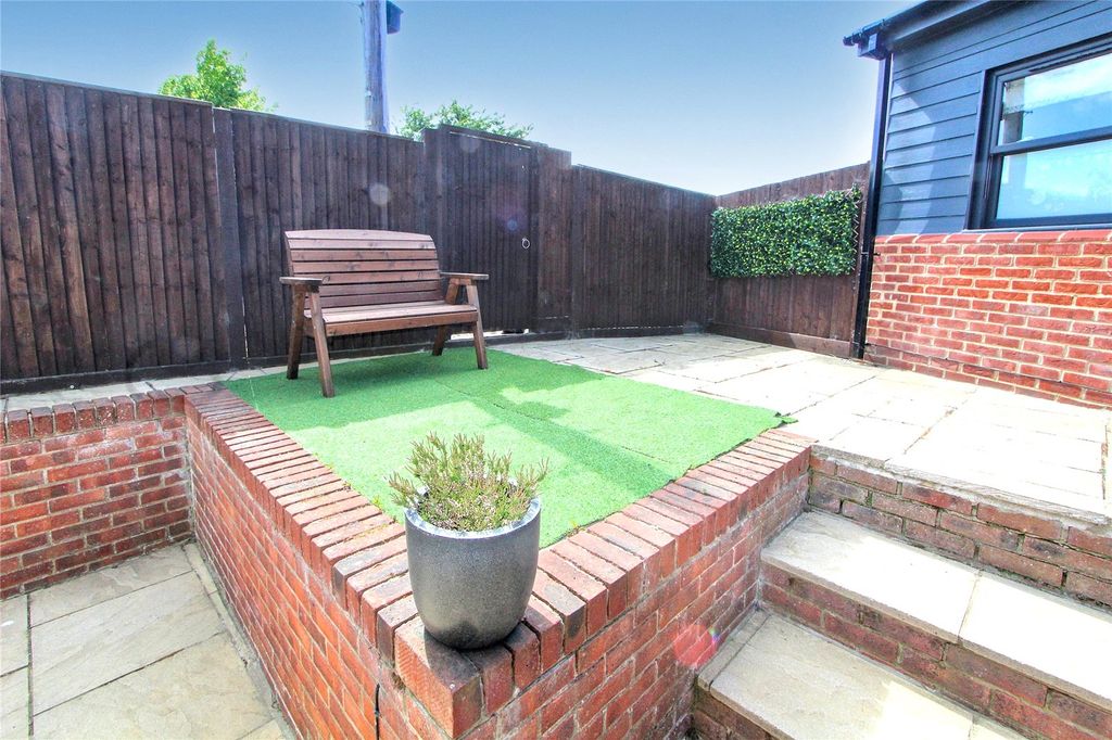 Property photo 2 of 9 Picture No. 17