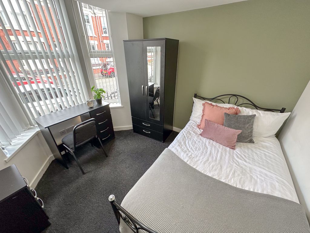 Property photo 3 of 12 1