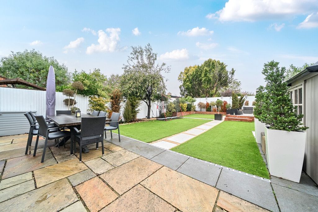 Property photo 2 of 19 Picture No. 15