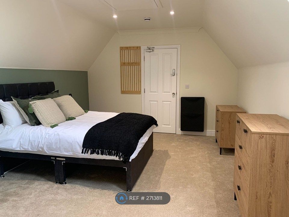 Property photo 1 of 22 Large En-Suite Room