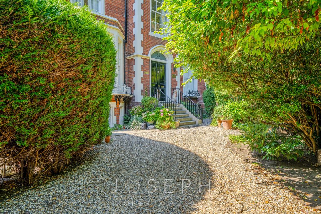 Property photo 3 of 42