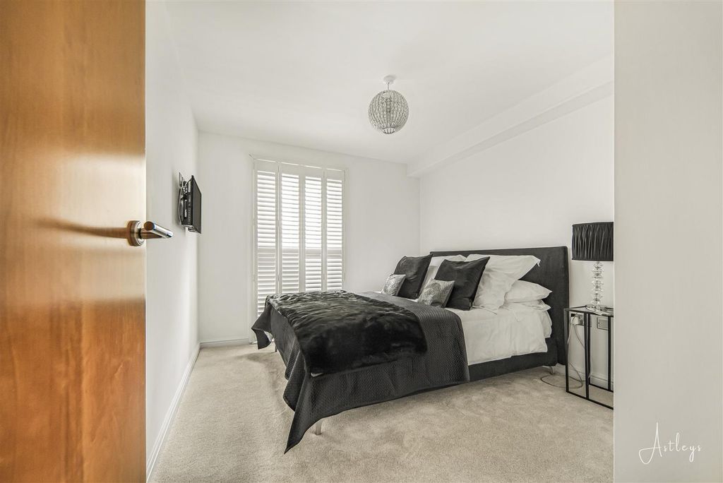 Property photo 3 of 17 Bedroom