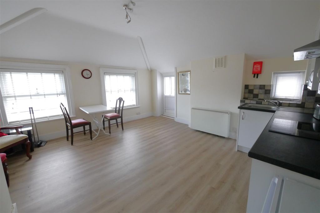 Property photo 2 of 7 Lounge/Kitchen