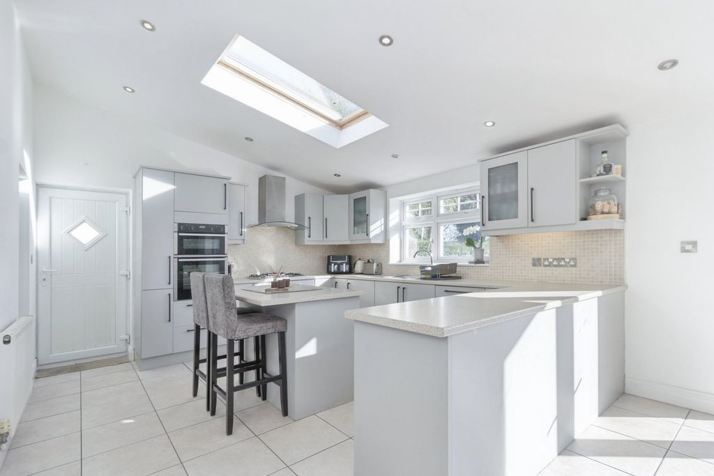 Property photo 2 of 30