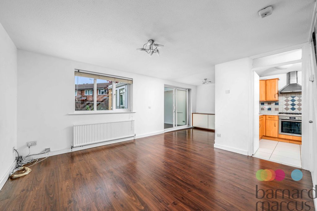 Property photo 3 of 17 Living Room