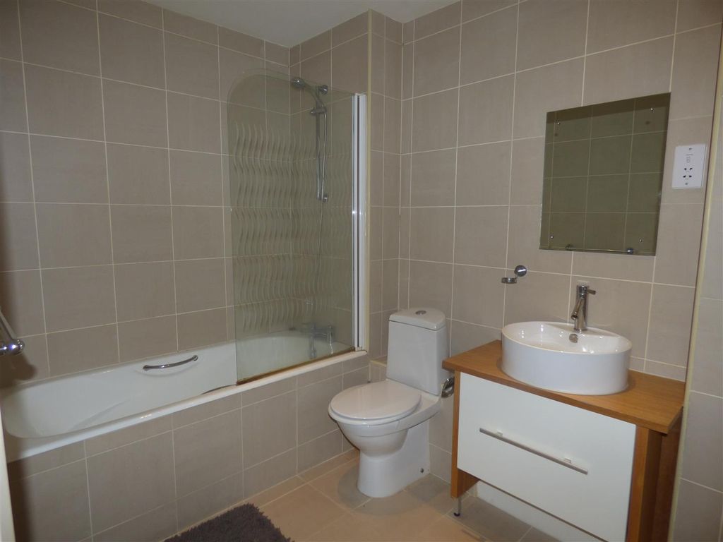 Property photo 1 of 9 20 Victoria Mill Bathroom.Jpg