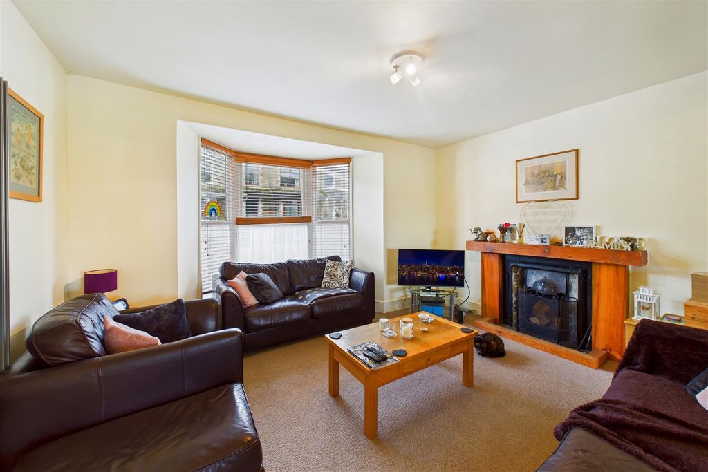 Property photo 2 of 31 Lounge