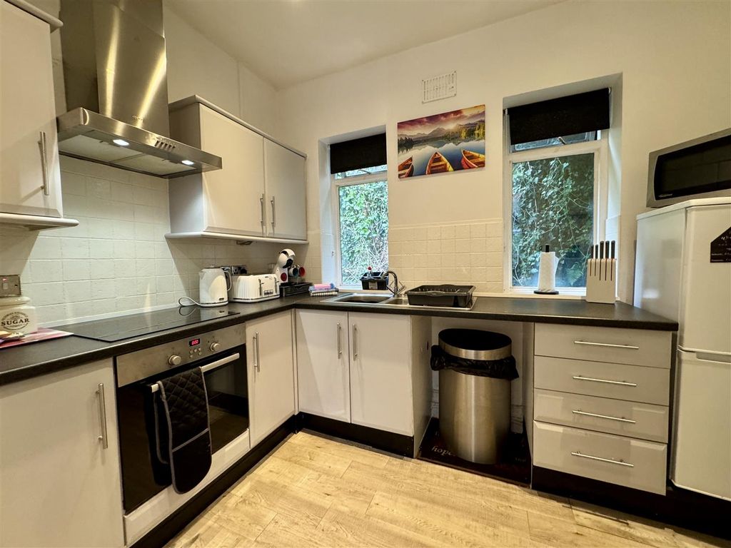 Property photo 3 of 16 Kitchen