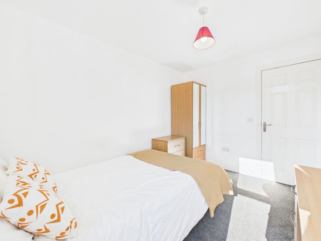 Property photo 3 of 11 Bright And Inviting Double Bedroom With Natural li...
