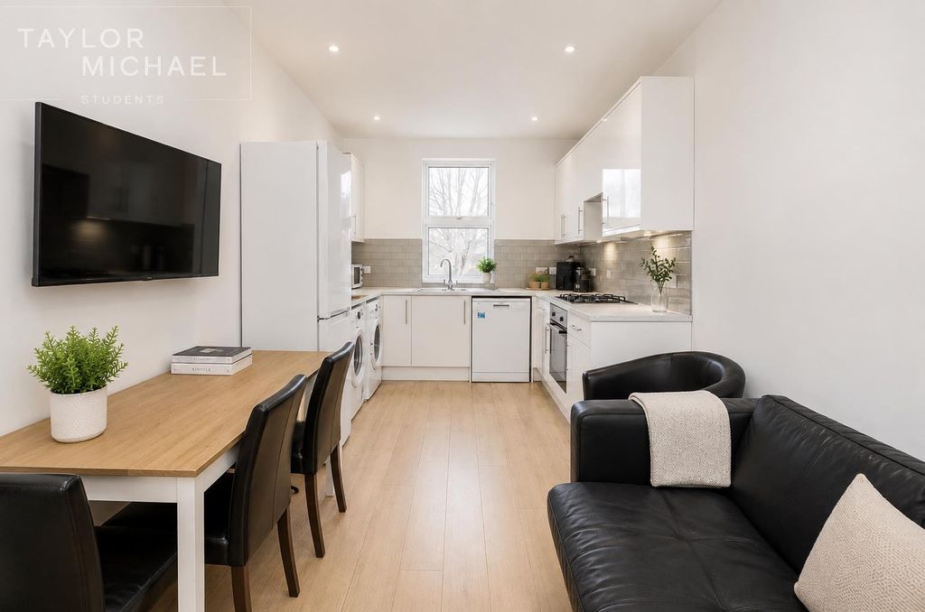 Property photo 1 of 12 Kitchen / Living Room