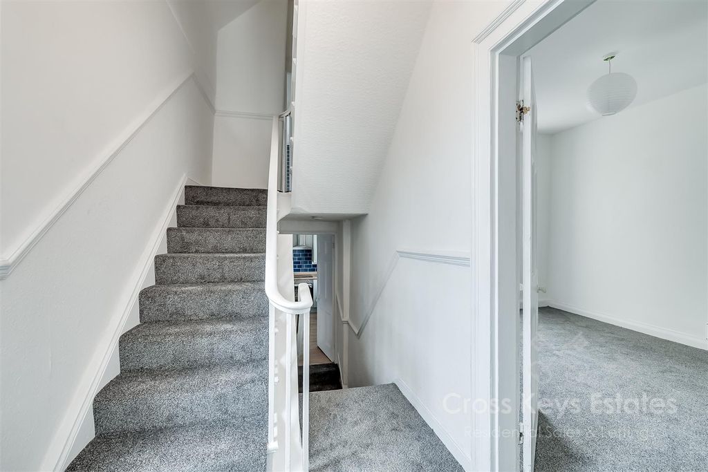 Property photo 3 of 25 Entrance Hallway