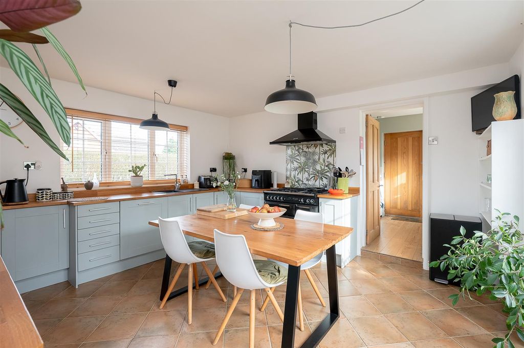 Property photo 2 of 31 Kitchen