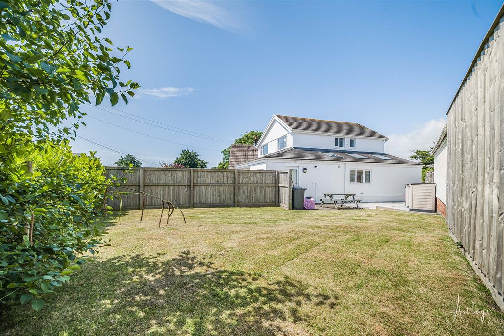 Property photo 3 of 33 Side