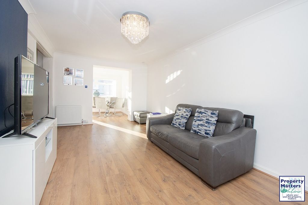 Property photo 2 of 20 Lounge