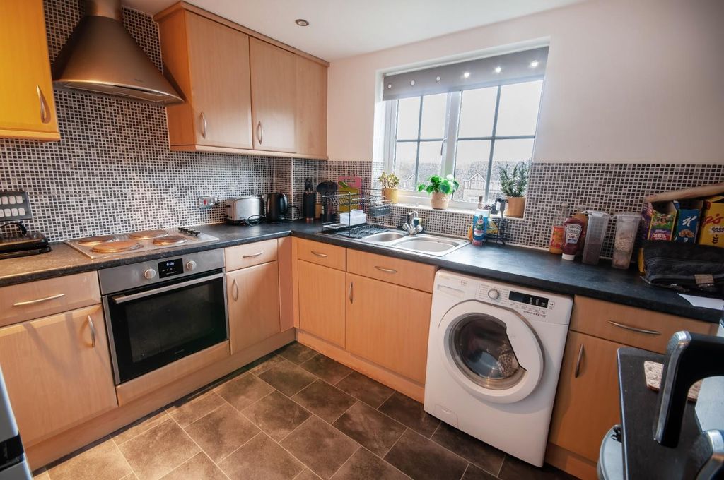 Property photo 3 of 10 Kitchen