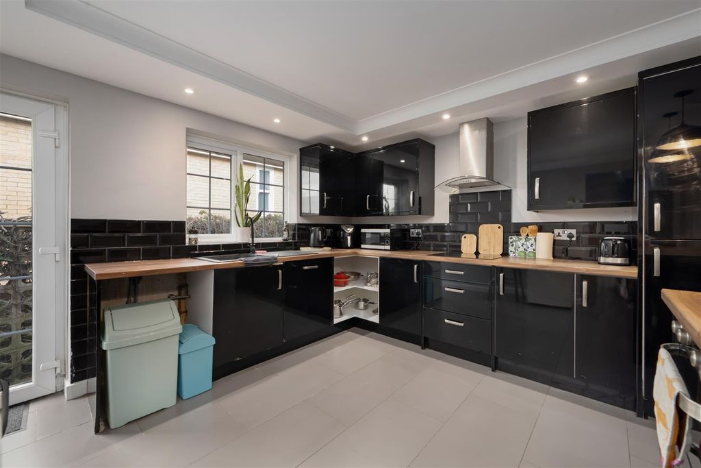 Property photo 3 of 16 Shearwater Avenue, Whitstable