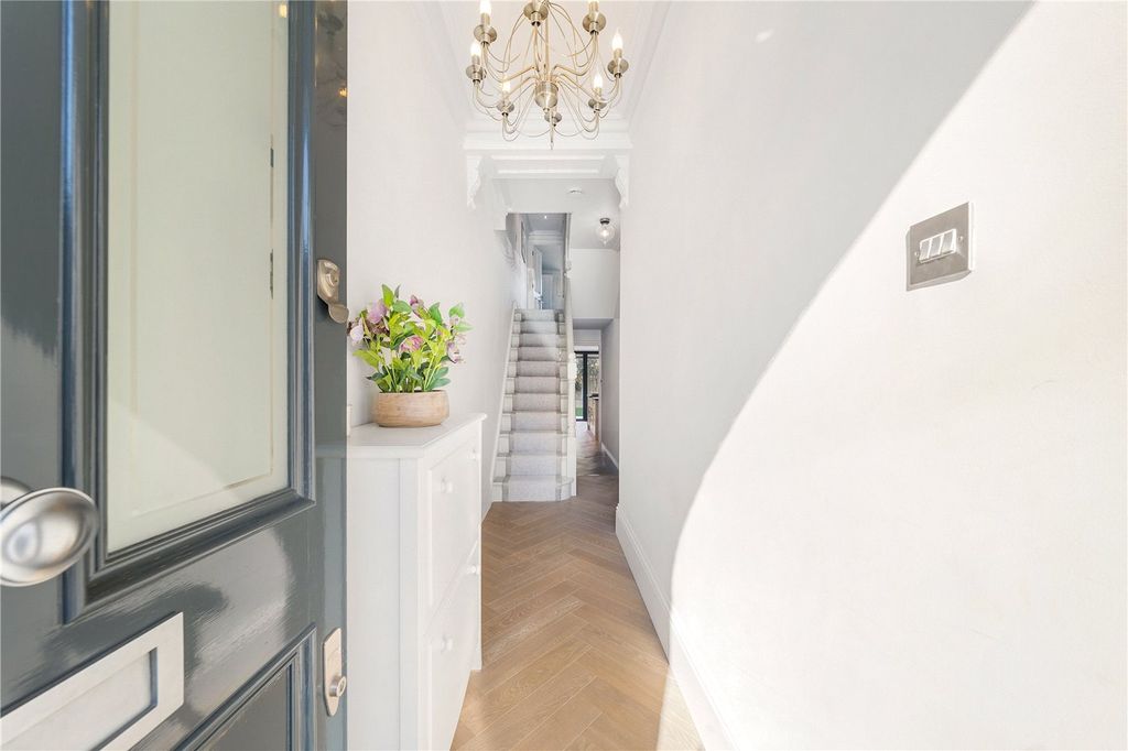 Property photo 2 of 21 Hallway