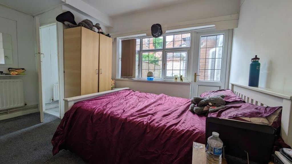 Property photo 3 of 5 A Spacious And Inviting Double Bedroom With Ample ...