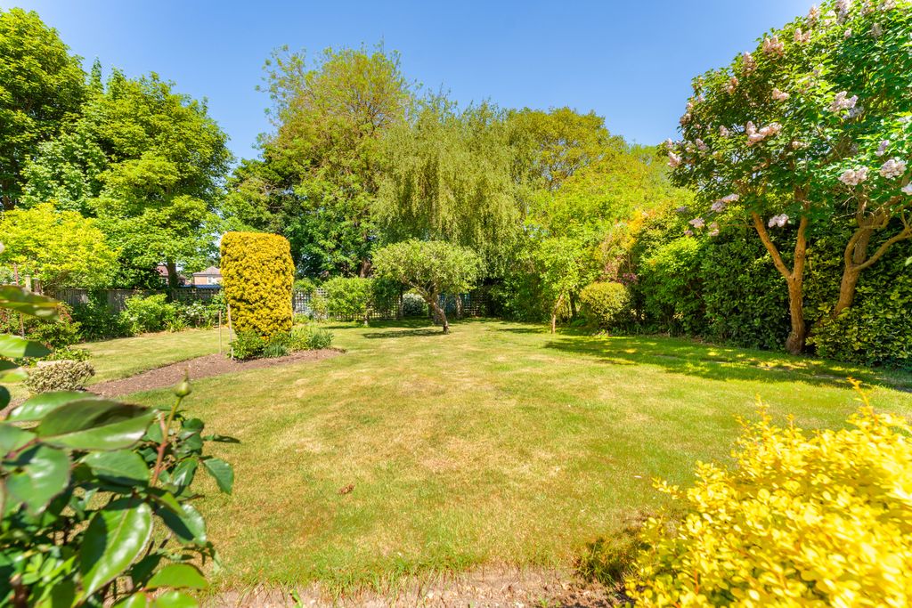Property photo 2 of 20 Garden