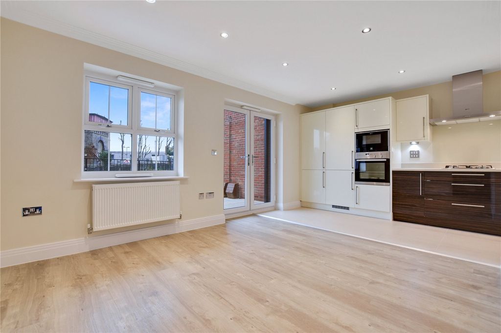 Property photo 1 of 8 Kitchen/Reception
