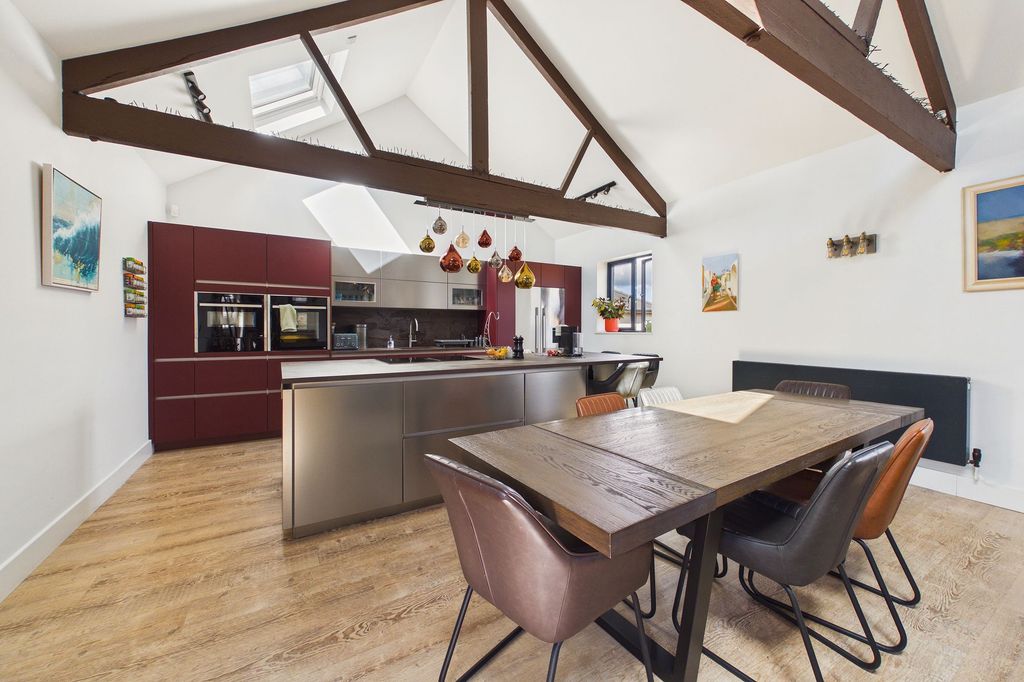 Property photo 2 of 32