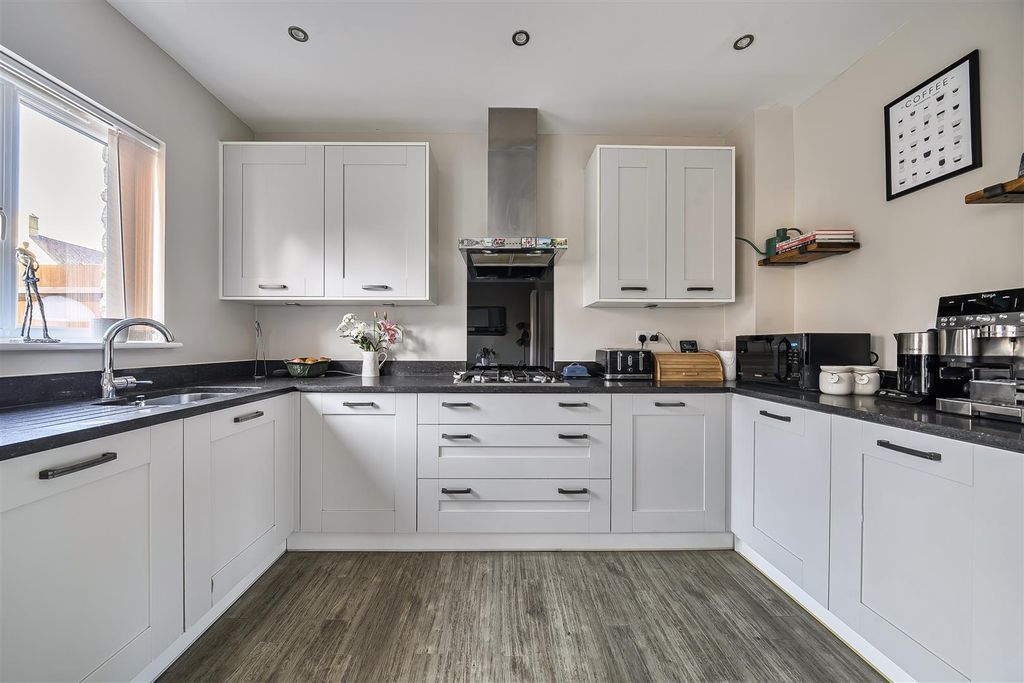 Property photo 3 of 20 1386983-16-693042Becb172.Jpg