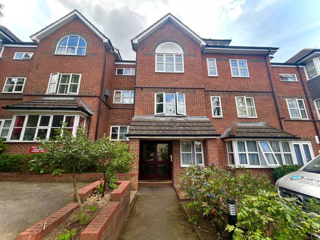 Property photo 1 of 12 1 Bed Flat To Rent Cedar Road, Sutton Sm2