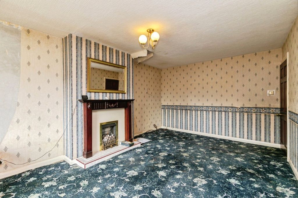 Property photo 3 of 16 Lounge