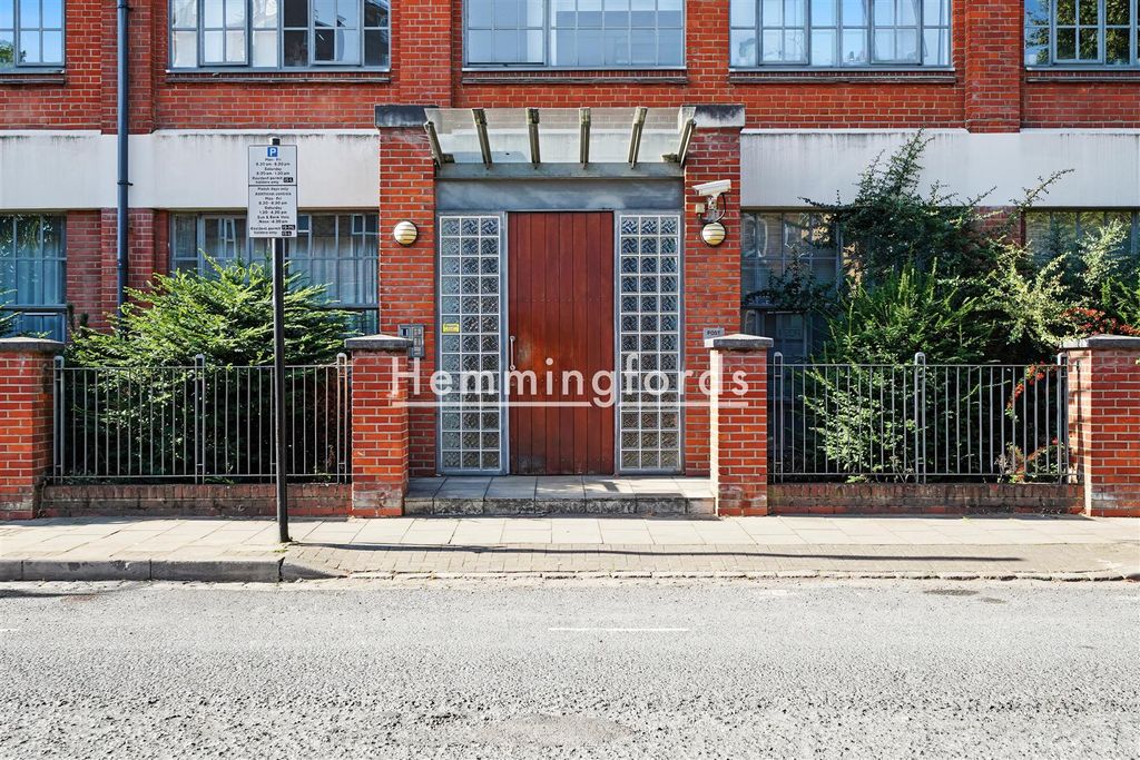 Property photo 3 of 9 Shepperton Road N1-2.Jpg