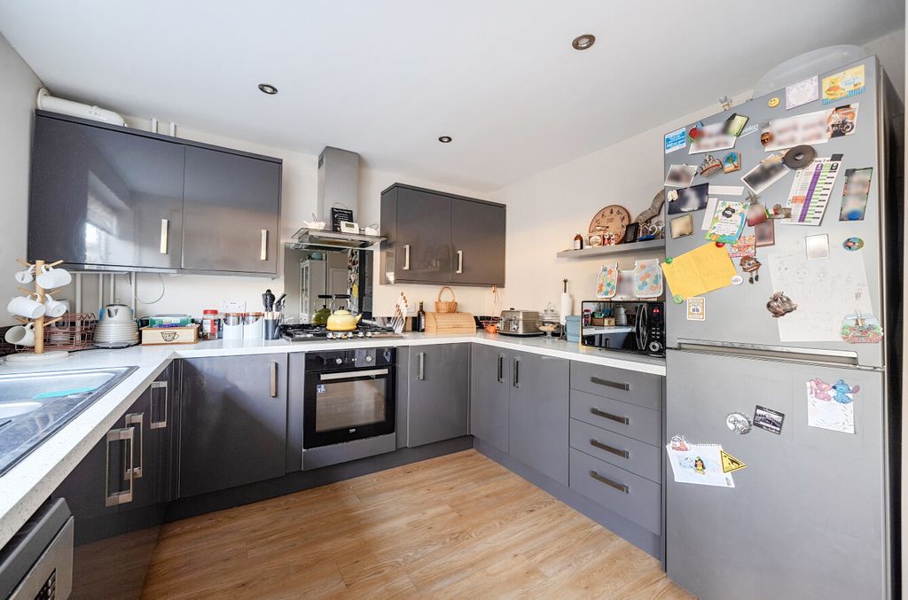 Property photo 3 of 13 1380175-10-692088...