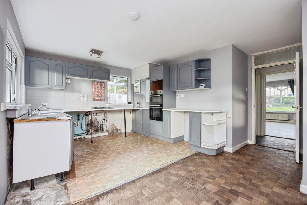 Property photo 3 of 11 Kitchen