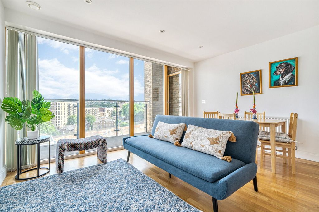 Property photo 2 of 16 Lounge