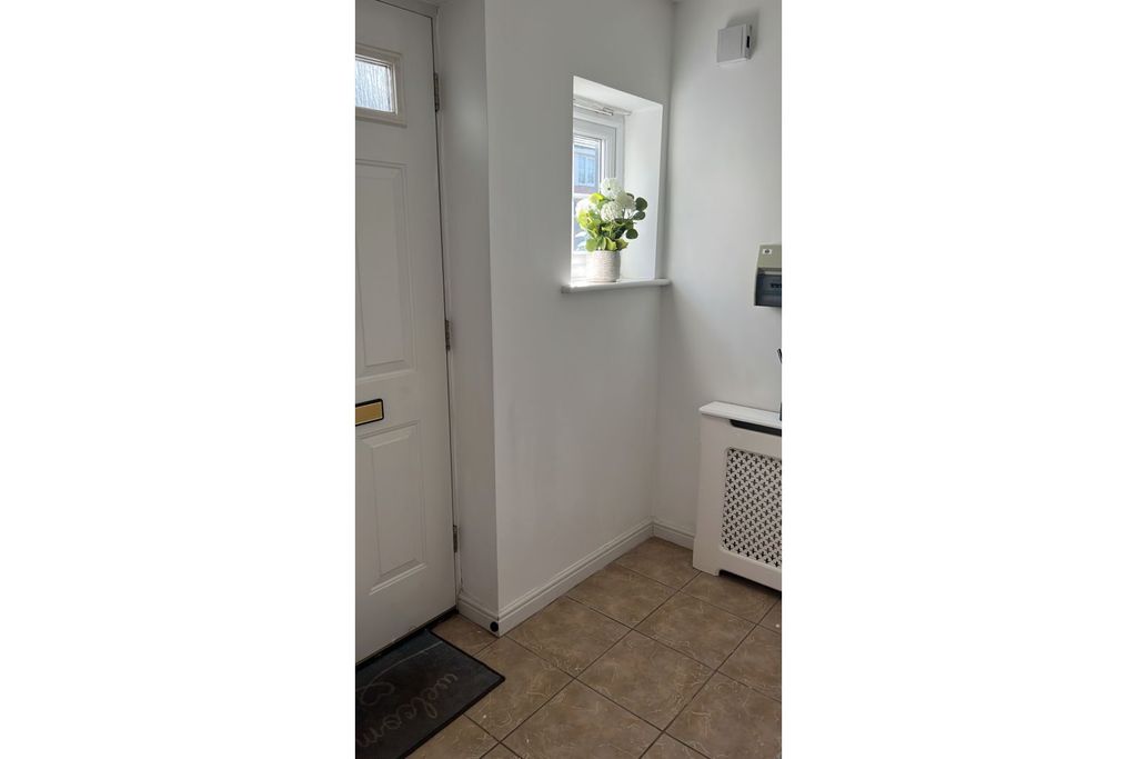 Property photo 2 of 10 Entrance Hall