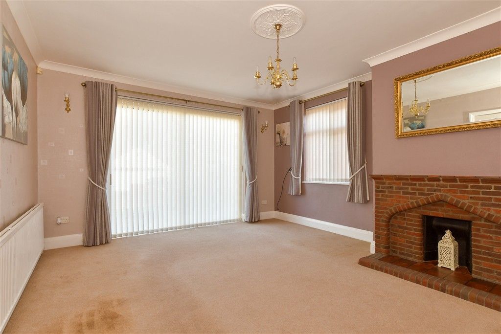 Property photo 3 of 17 Lounge