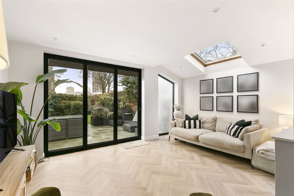 Property photo 3 of 17 Reception