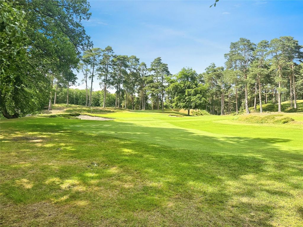 Property photo 2 of 28 St. George's Hill Gc