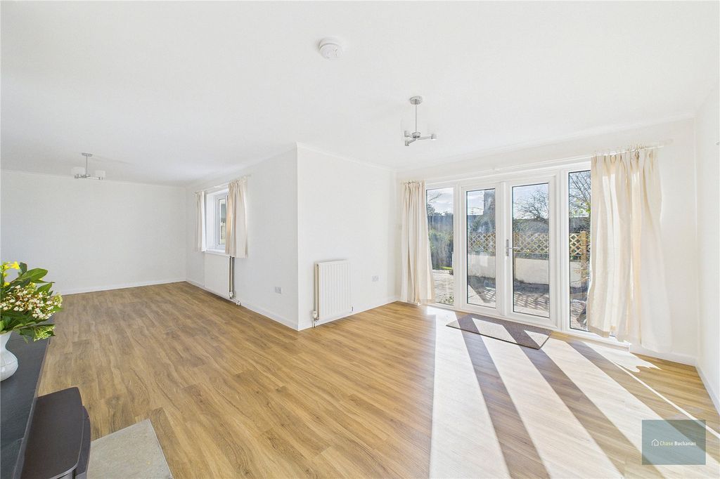 Property photo 2 of 17 Lounge