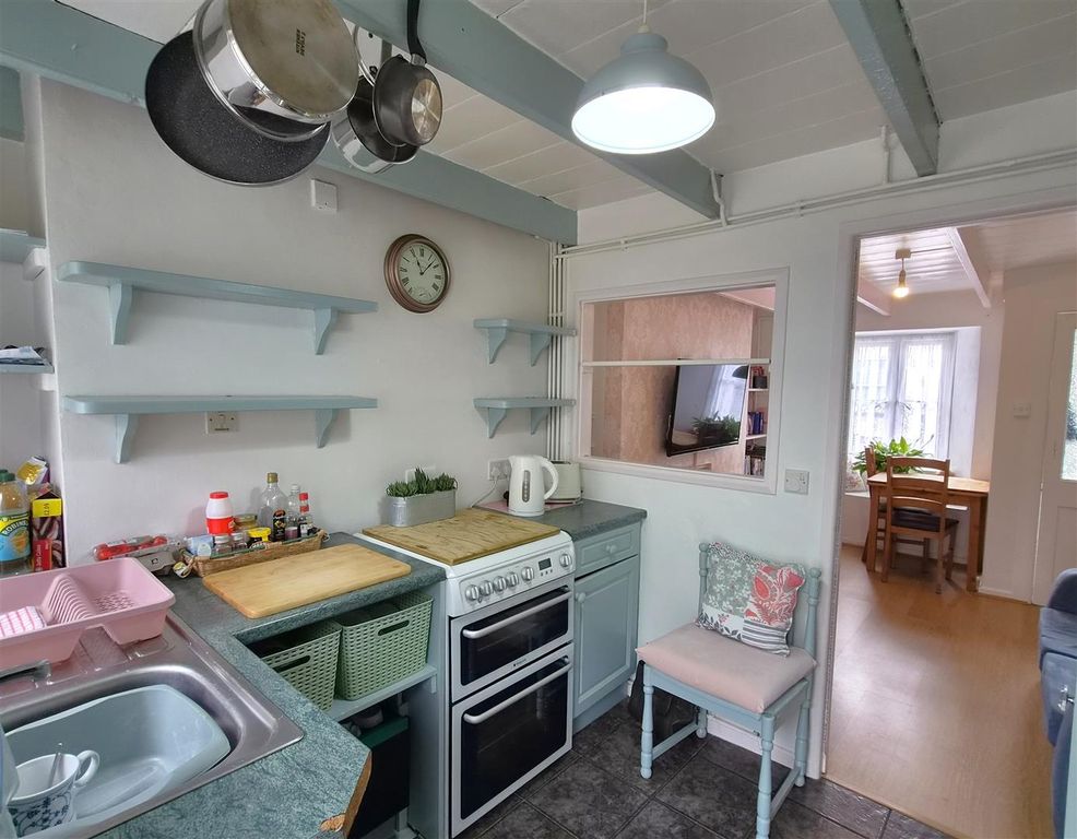 Property photo 3 of 11 Kitchen