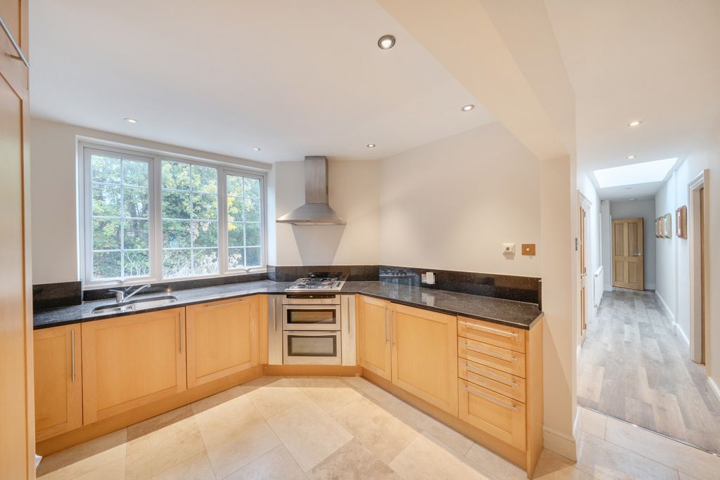 Property photo 2 of 22 1369772-10-68ee4c...