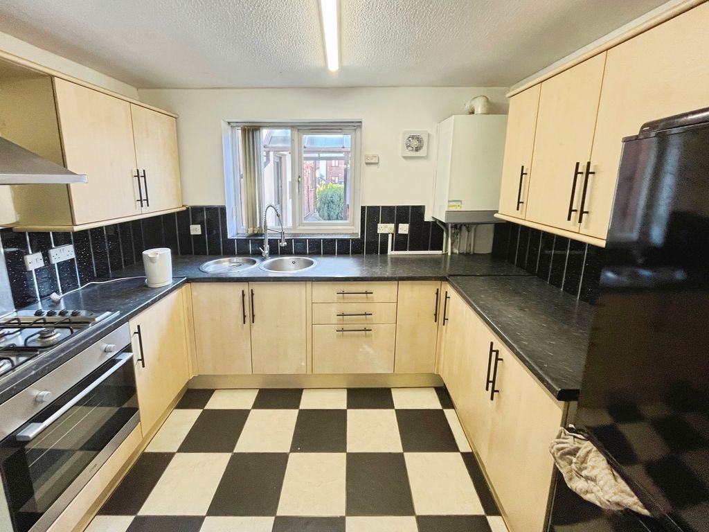 Property photo 3 of 9 Kitchen