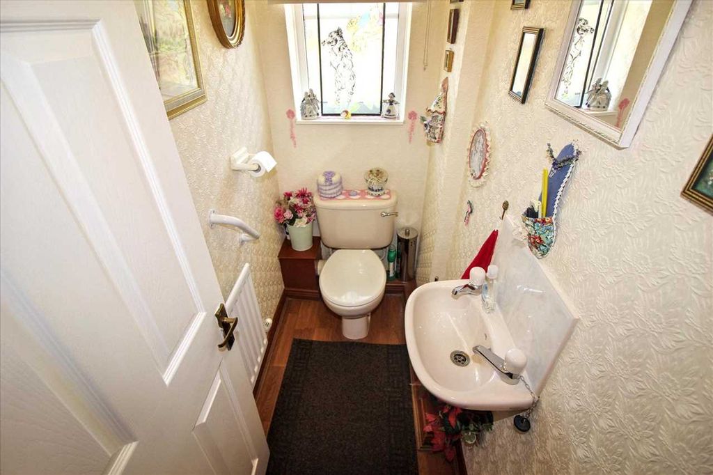 Property photo 3 of 15 Cloaksroom