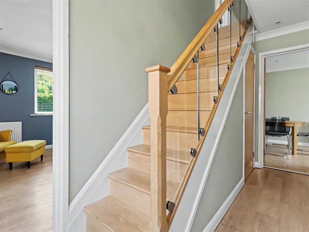Property photo 2 of 21 Entance Hall